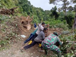 Polri Gotong Royong bersama warga bersihkan material longsor.