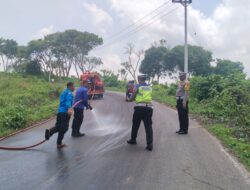 Satlantas Polres Aceh Selatan bersihkan Jalan yang terkena tumpahan minyak