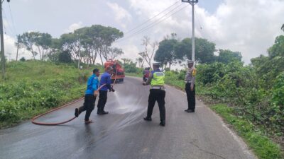 Satlantas Polres Aceh Selatan bersihkan Jalan yang terkena tumpahan minyak