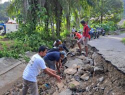 Bhabinkamtibmas Polsek Tapaktuan Perbaiki tepi jalan bersama Masyarakat