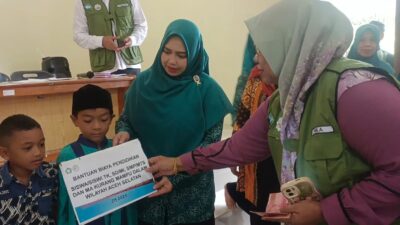 Ketua TP-PKK Aceh Selatan meyerahkan Bantuan Biaya Pendidikan di Gampong Sapik