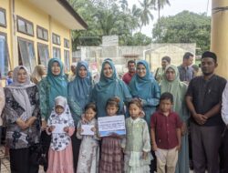 Ketua TP PKK Kabupaten Aceh Selatan serahkan Bantuan bagi 95 Pelajar di Buket Gadeng