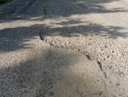 Jalan Lintas Kabupaten Penghubung Kecamatan Kluet Utara Menuju Kluet Tengah Rusak Berat