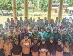 Ketua TP-PKK Aceh Selatan Bd.Yuliani Irvana S.Tr. Kembali Serahkan Bantuan Biaya Pendidikan Untuk Siswa